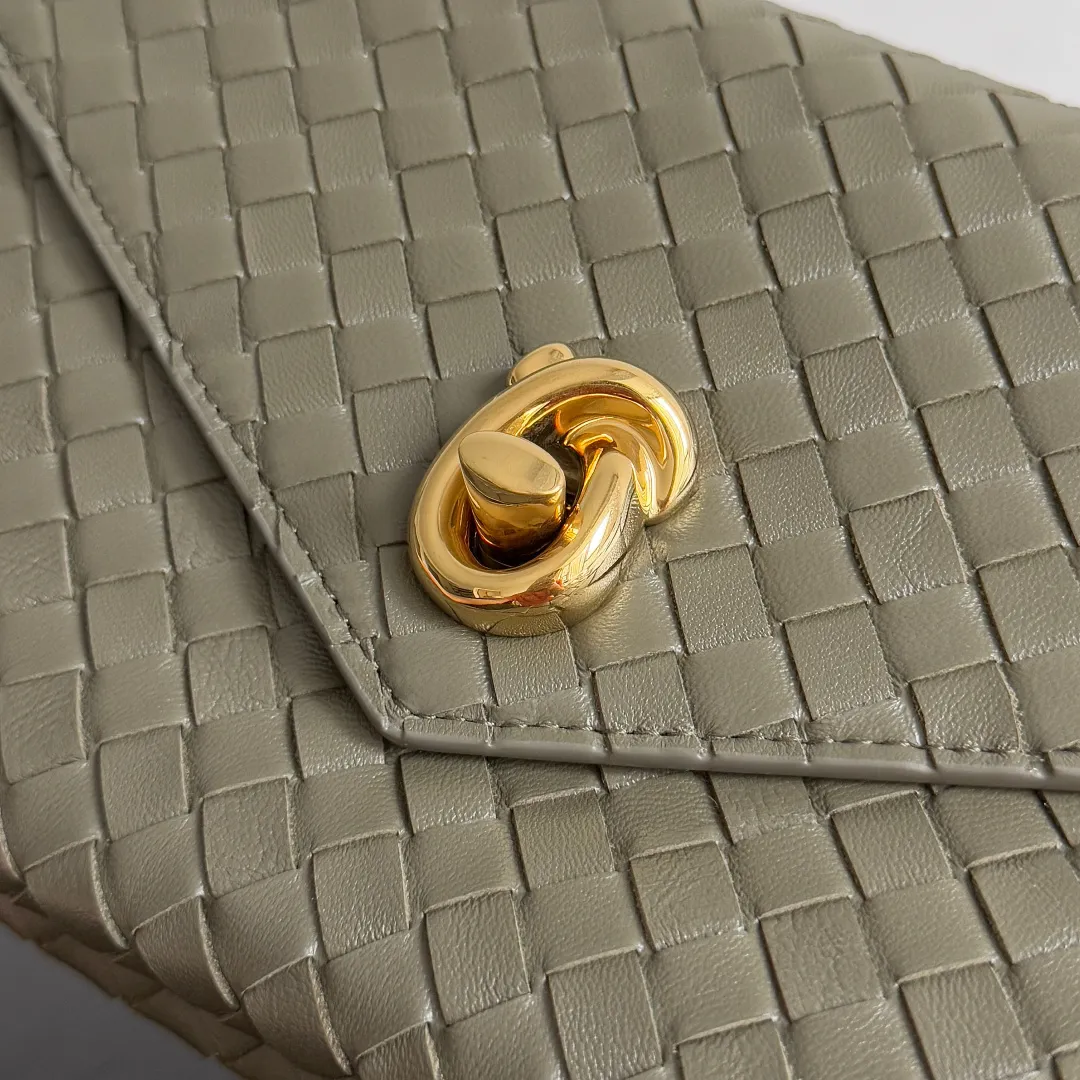 Batch 1660 BOTTEGA VENETA 2025 new product KNOT LOCK crossbody bag subverts the rigid lines of traditional tote bags, using drapey leather to create a three-dimensional silhouette that breathes. It has compartments and multiple card slots inside, making it a versatile commuter bag that can be used in various occasions. The details are full of exquisiteness, the casual retro color tone, and the upper body are full of elegance. Whether you are commuting or going out on the street, you can easily hold it. The two carrying methods of hand-carrying and long shoulder strap are very practical! At the same time, the shoulder strap is detachable, suitable for various dressing styles~ Whether it is a dinner party or daily commuting, it can be easily controlled and becomes your versatile tool❤️ Style number: 817191 Size: 25*16*5.5cm